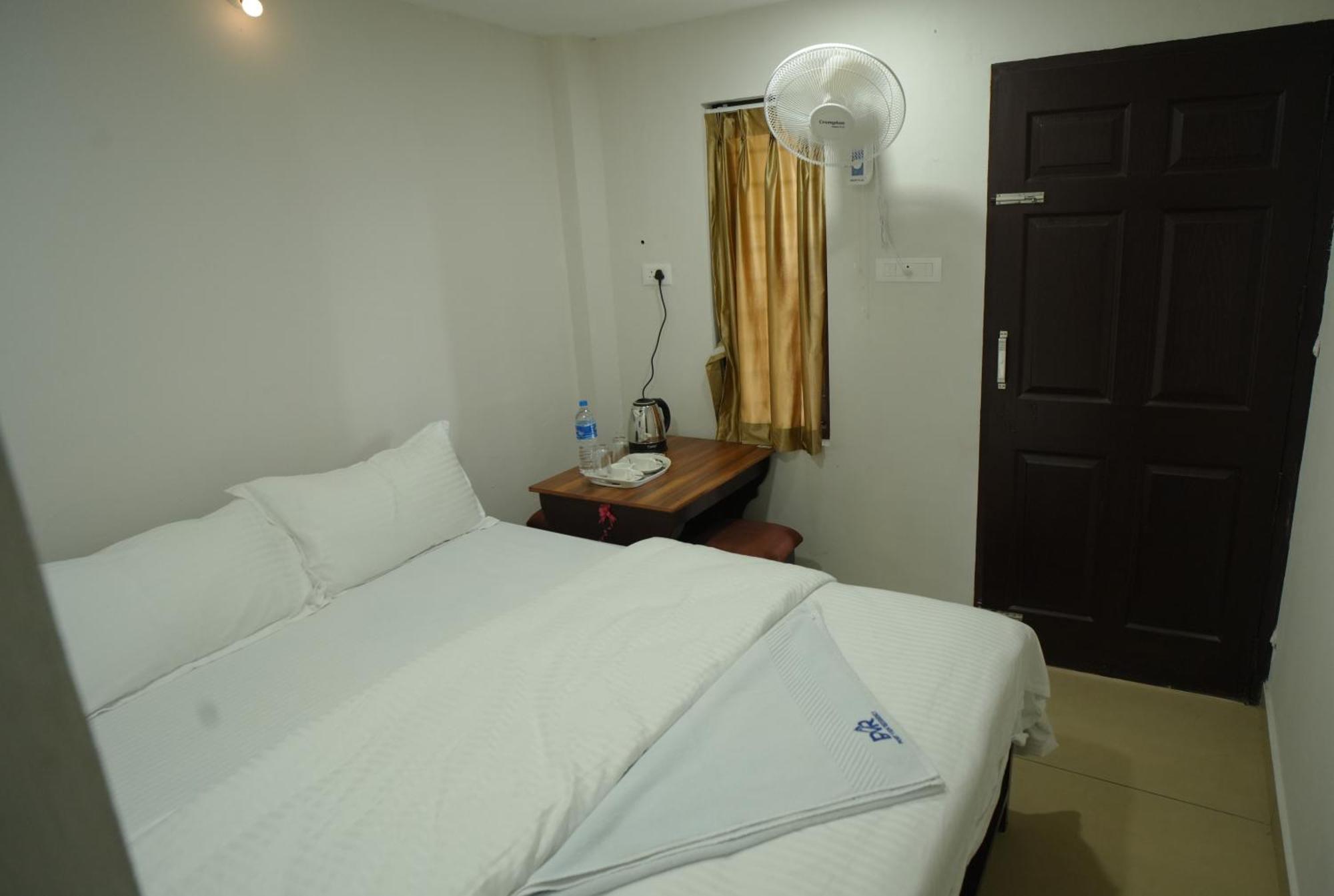 Hotel Port View Residency Pvr Nedumbassery Esterno foto