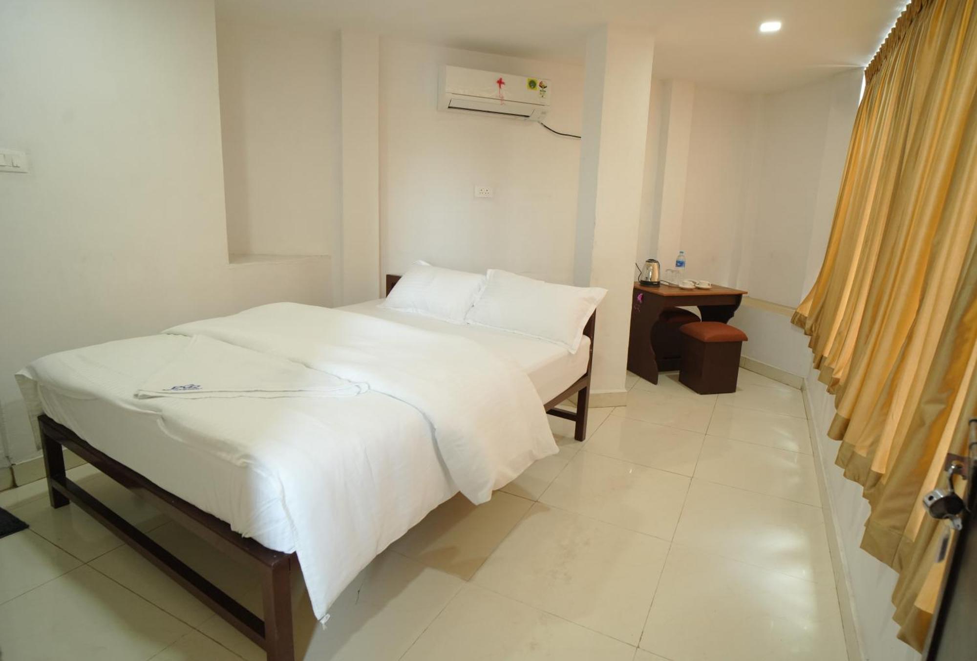Hotel Port View Residency Pvr Nedumbassery Esterno foto