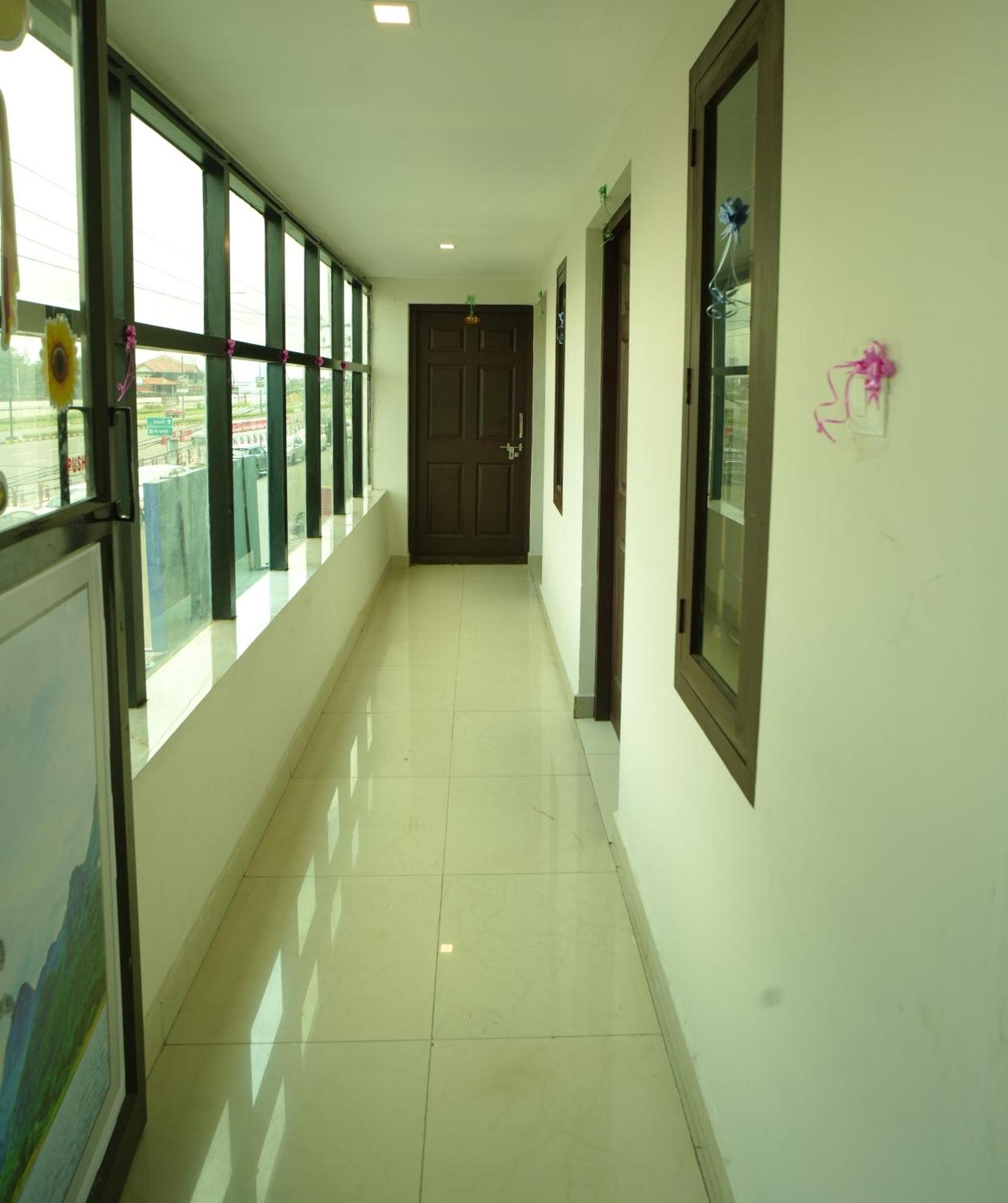 Hotel Port View Residency Pvr Nedumbassery Esterno foto