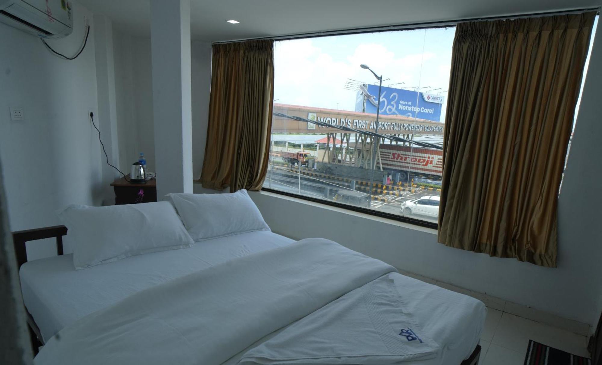 Hotel Port View Residency Pvr Nedumbassery Esterno foto