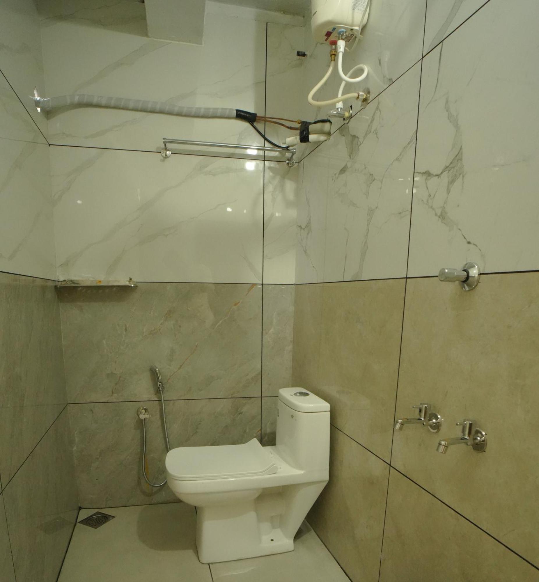 Hotel Port View Residency Pvr Nedumbassery Esterno foto