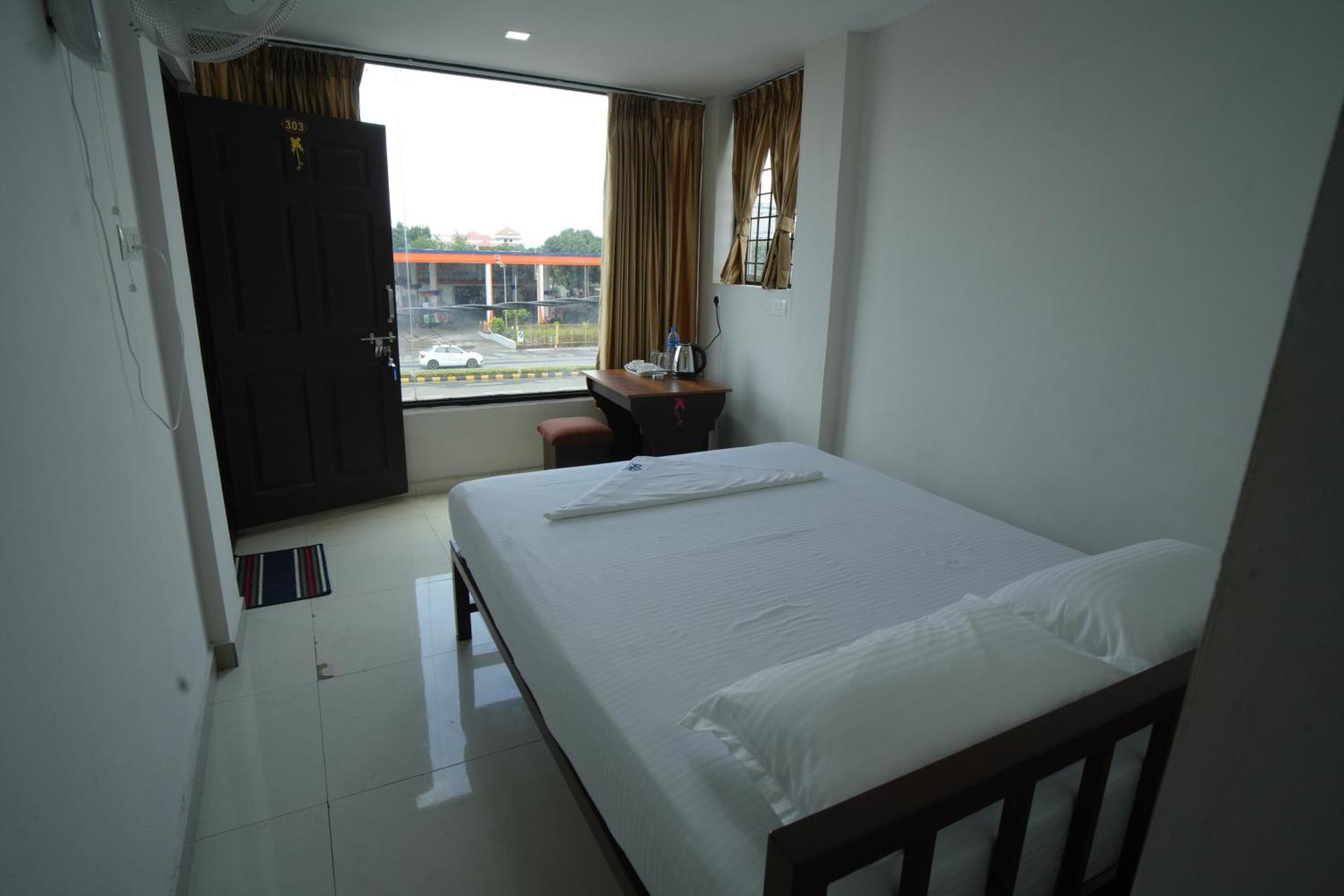 Hotel Port View Residency Pvr Nedumbassery Esterno foto