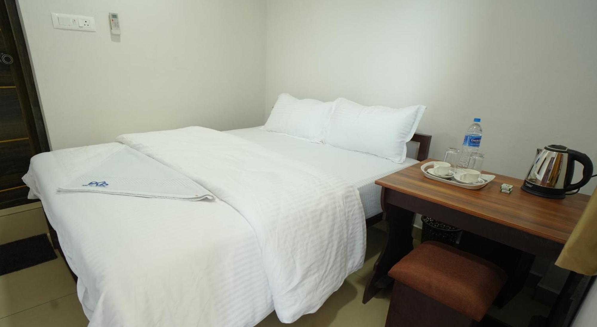 Hotel Port View Residency Pvr Nedumbassery Esterno foto