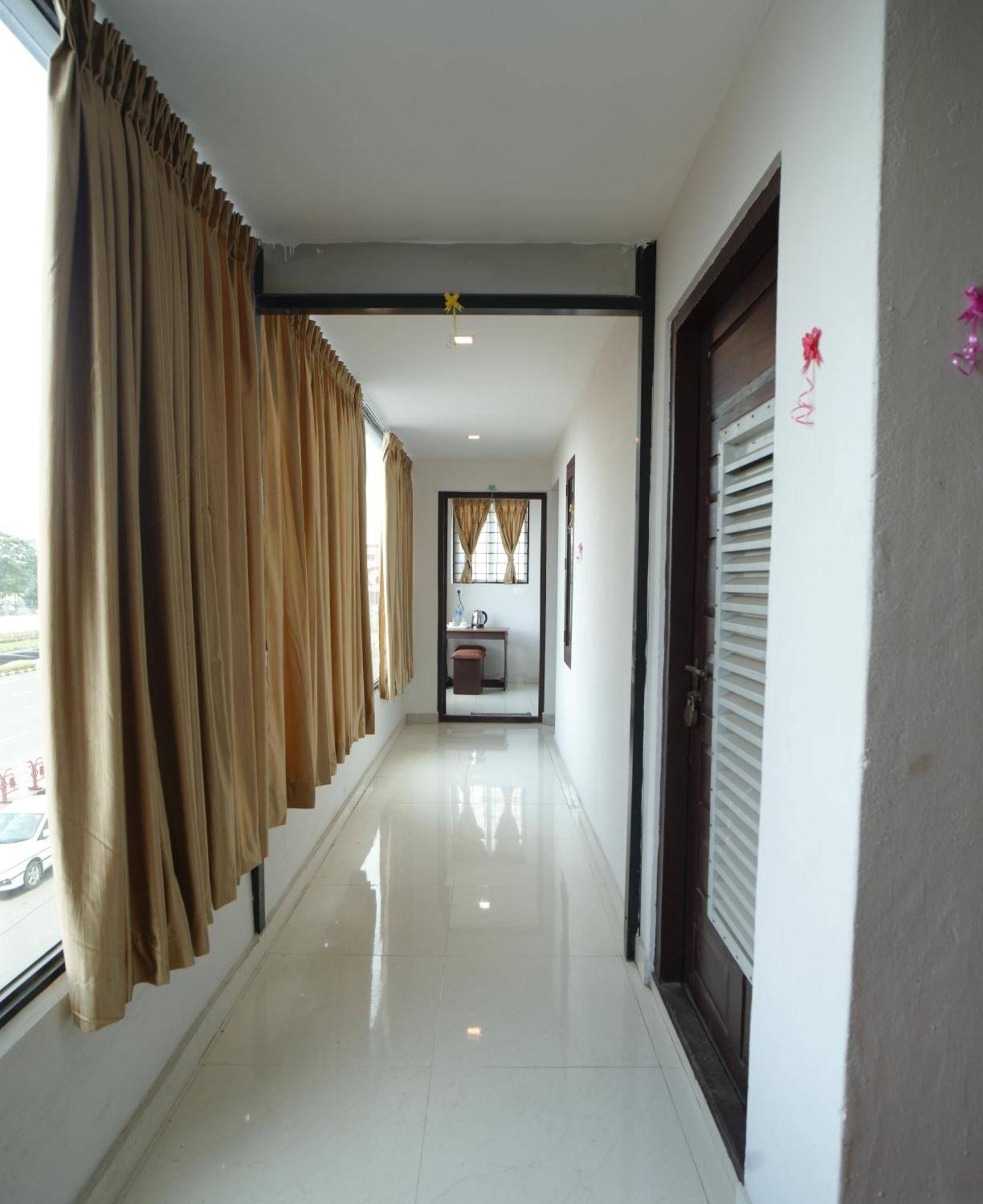 Hotel Port View Residency Pvr Nedumbassery Esterno foto
