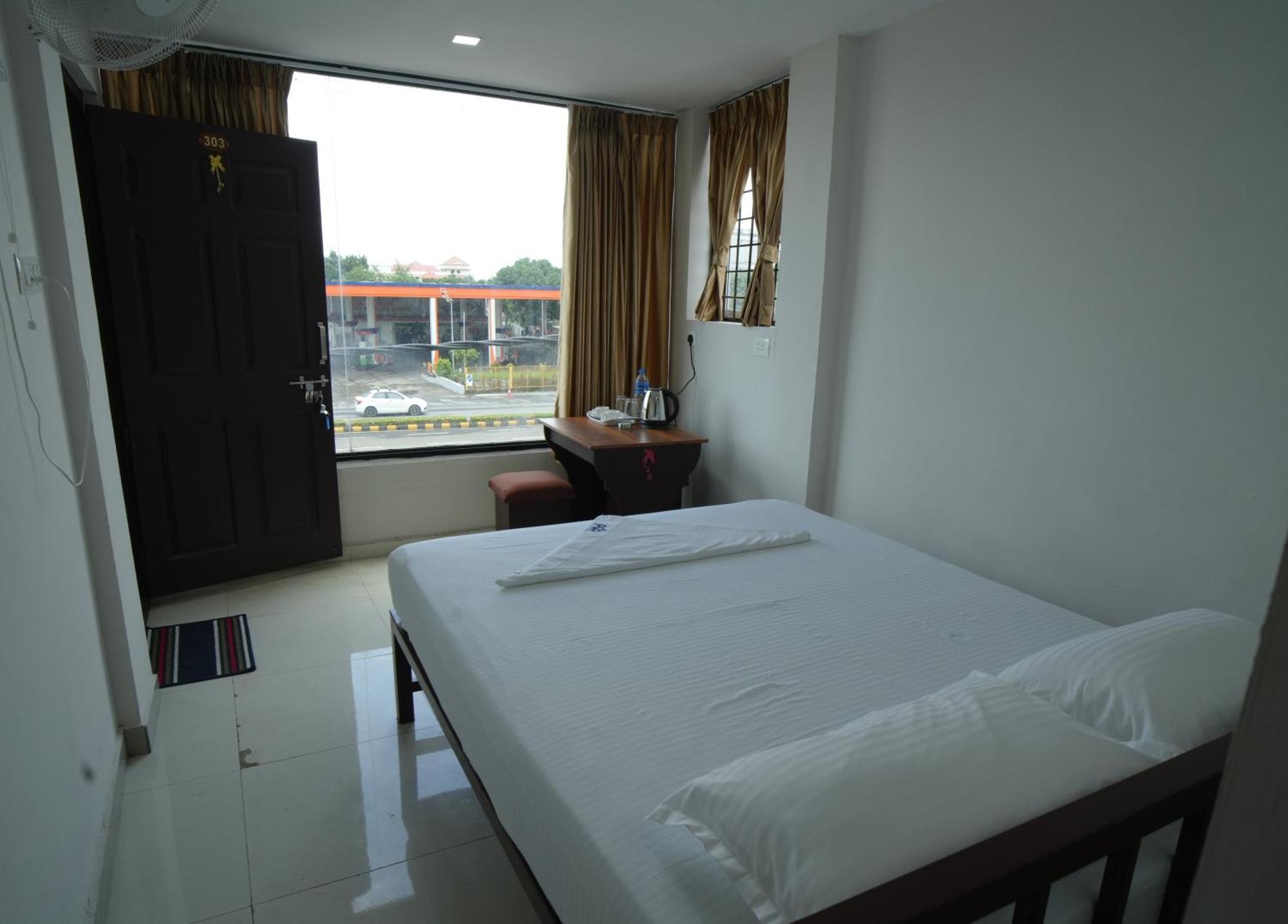 Hotel Port View Residency Pvr Nedumbassery Esterno foto