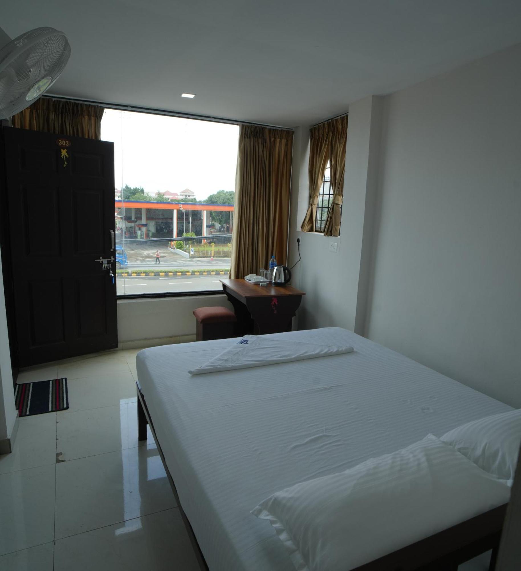 Hotel Port View Residency Pvr Nedumbassery Esterno foto