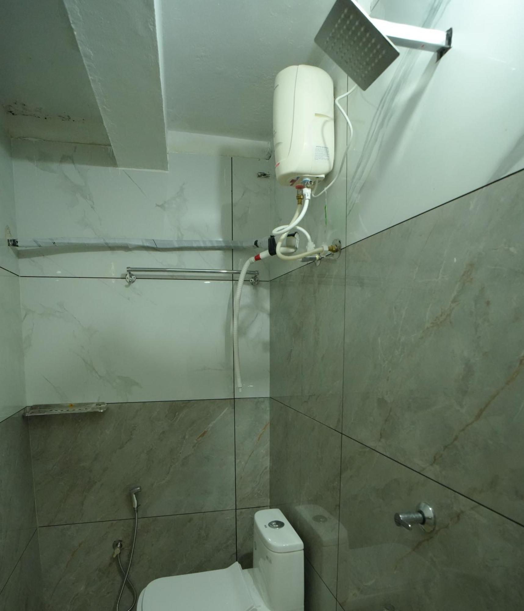 Hotel Port View Residency Pvr Nedumbassery Esterno foto