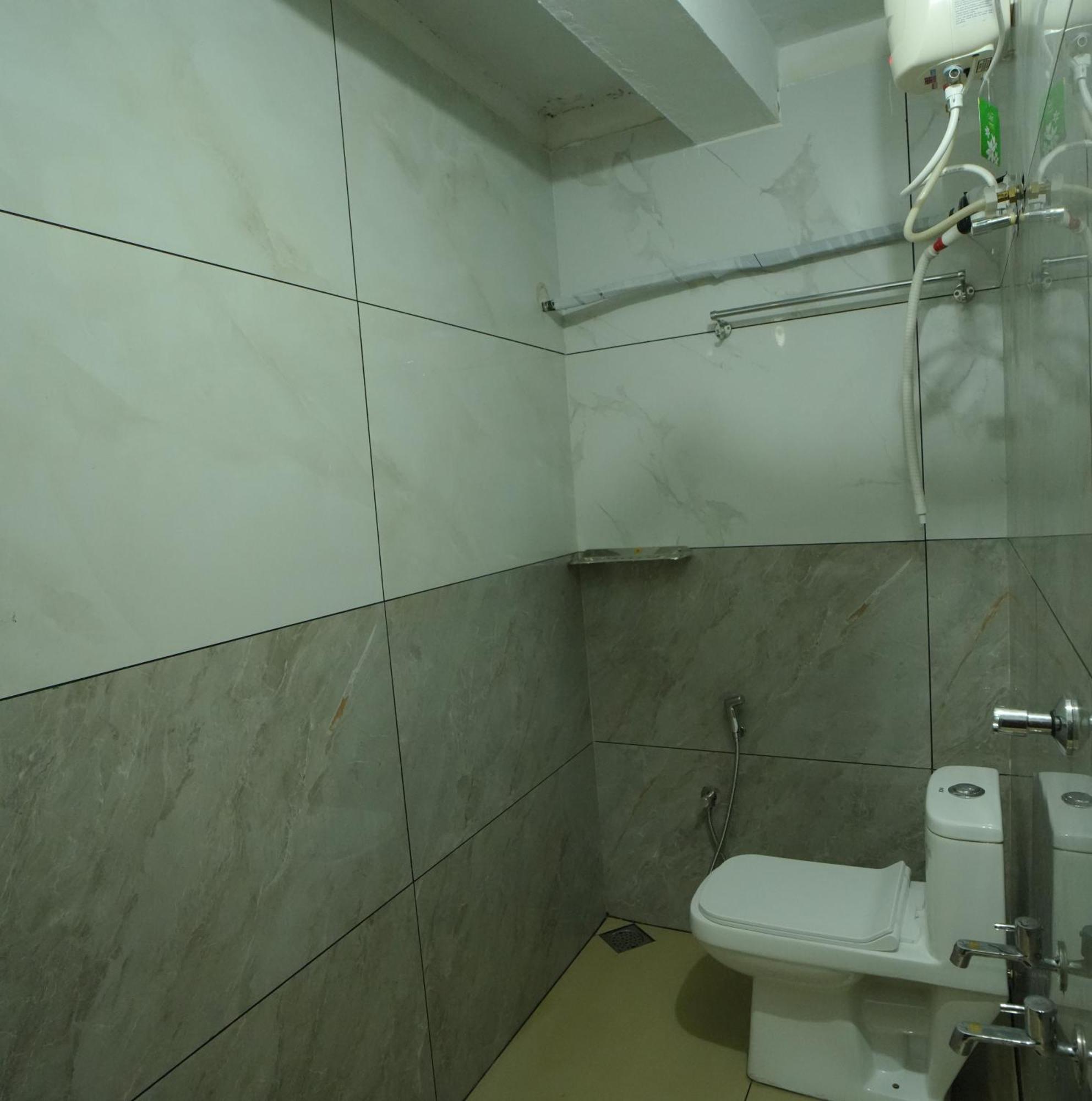 Hotel Port View Residency Pvr Nedumbassery Esterno foto