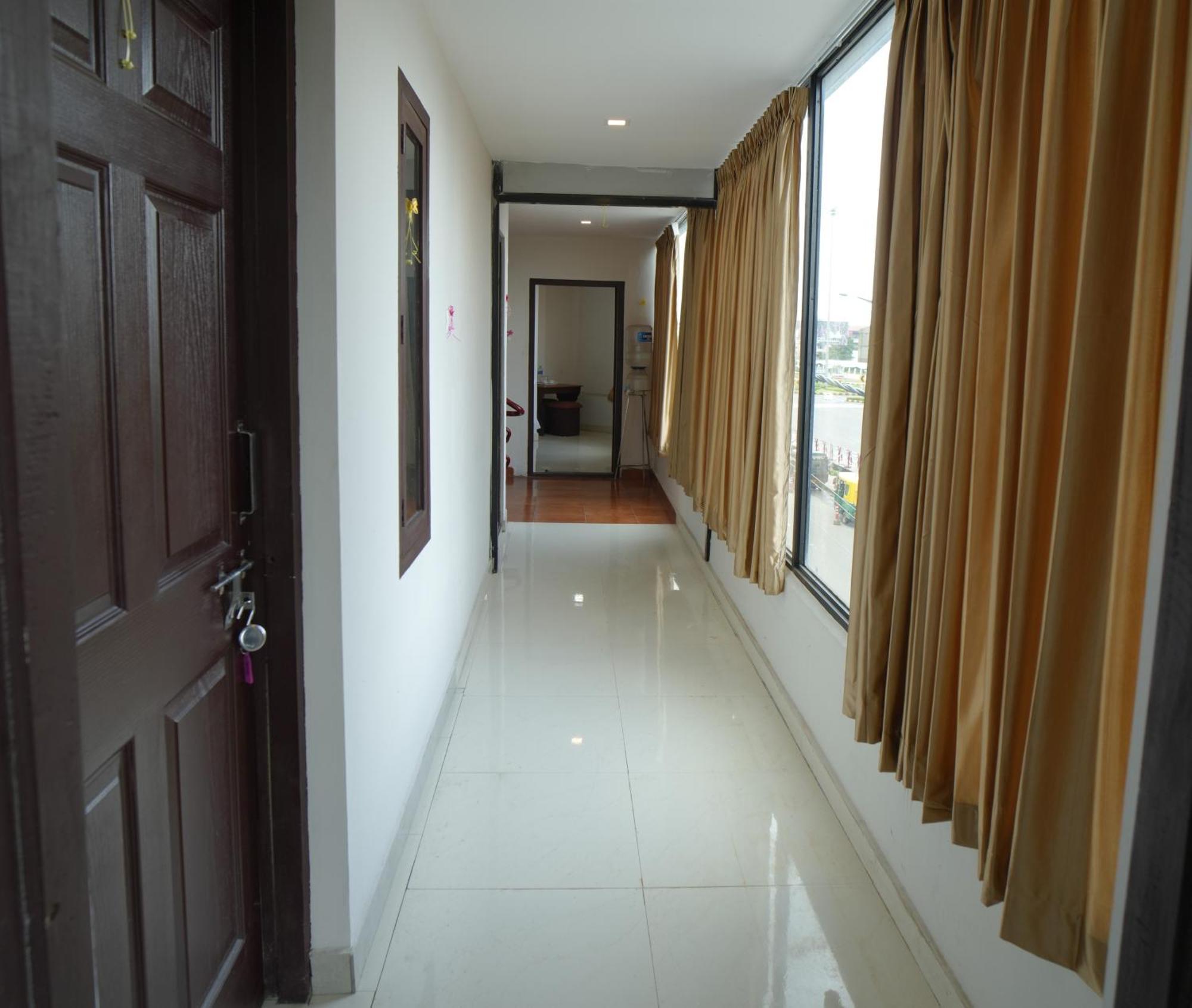 Hotel Port View Residency Pvr Nedumbassery Esterno foto
